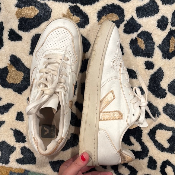 Veja White and Tan Sneakers Modern Design - Picture 1 of 5